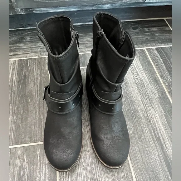 NWT SO Black Boots - Picture 5 of 9